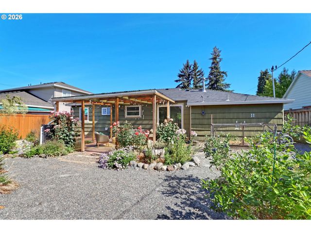 10910 Ne EUGENE St, Portland, OR 97220