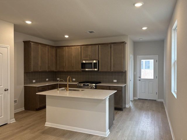 125 Knockout Rose DR, San Marcos, TX 78666