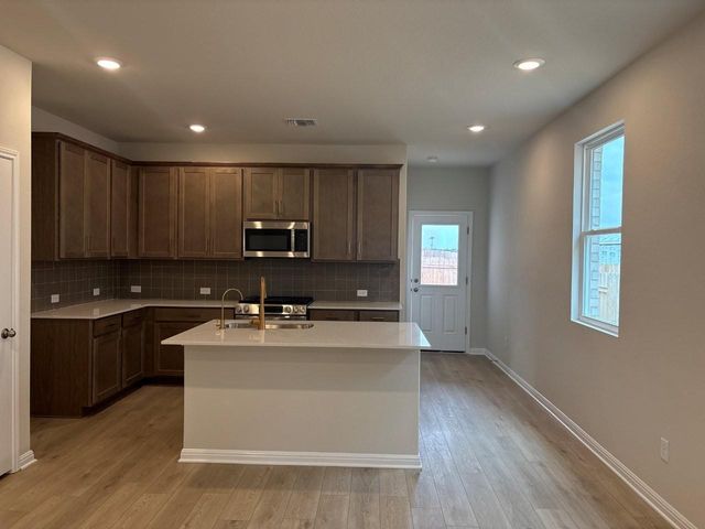 125 Knockout Rose DR, San Marcos, TX 78666