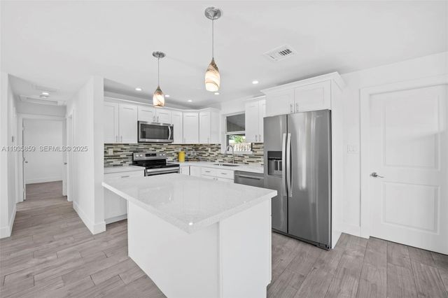 5641 NE 8th Ave, Oakland Park, FL 33334