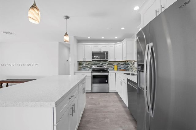 5641 NE 8th Ave, Oakland Park, FL 33334