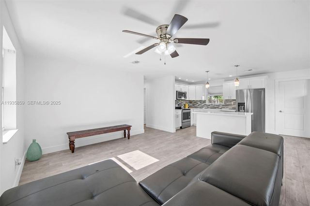 5641 NE 8th Ave, Oakland Park, FL 33334