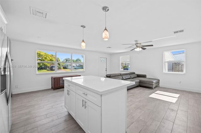 5641 NE 8th Ave, Oakland Park, FL 33334