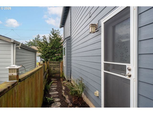 8011 N FOSS Ave, Portland, OR 97203