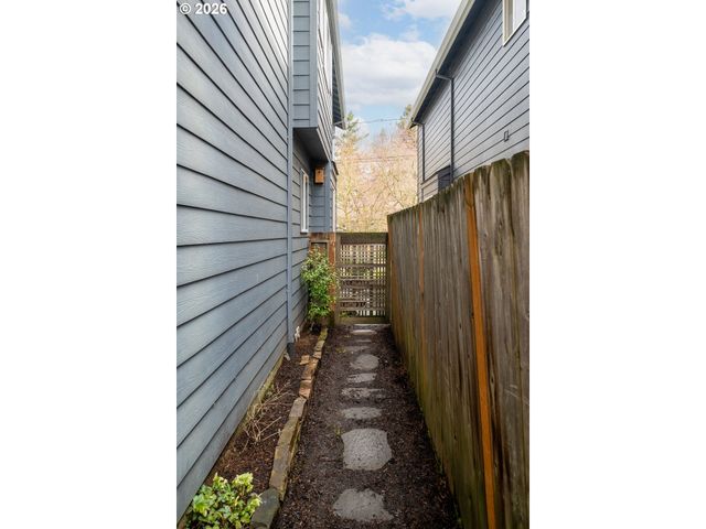 8011 N FOSS Ave, Portland, OR 97203