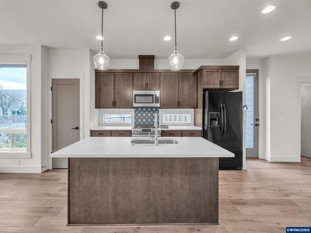 1956 SW 53rd St, Corvallis, OR 97333