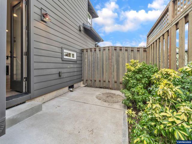 1956 SW 53rd St, Corvallis, OR 97333