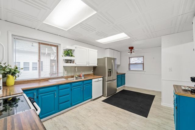 2411 E 9th Street, Des Moines, IA 50316