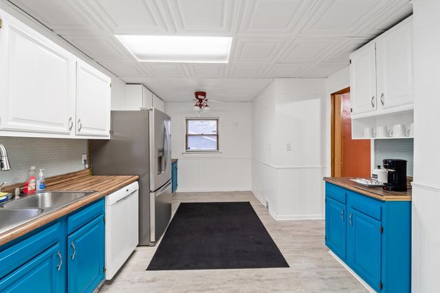 2411 E 9th Street, Des Moines, IA 50316