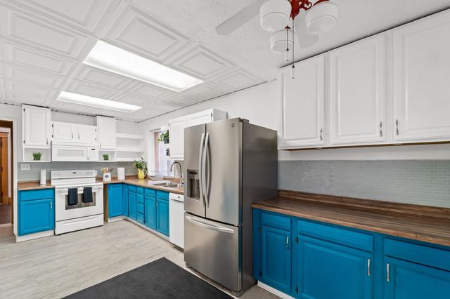 2411 E 9th Street, Des Moines, IA 50316