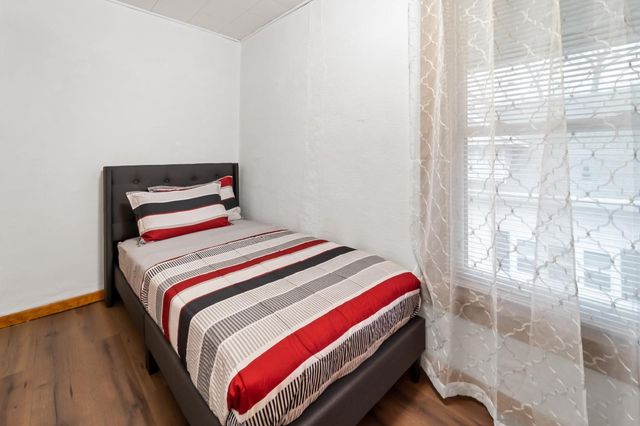 2411 E 9th Street, Des Moines, IA 50316