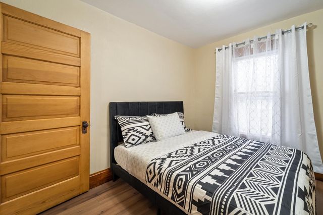 2411 E 9th Street, Des Moines, IA 50316