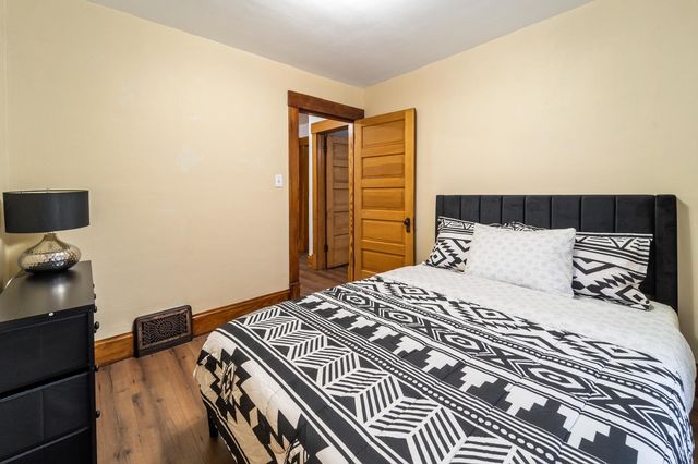 2411 E 9th Street, Des Moines, IA 50316