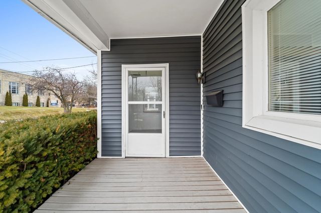 2411 E 9th Street, Des Moines, IA 50316