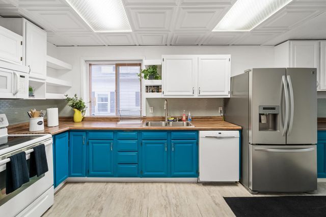 2411 E 9th Street, Des Moines, IA 50316