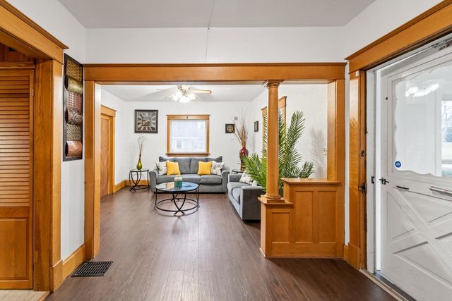 2411 E 9th Street, Des Moines, IA 50316