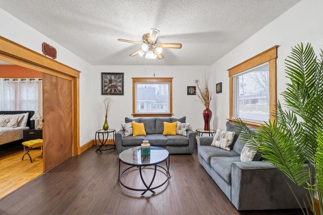 2411 E 9th Street, Des Moines, IA 50316