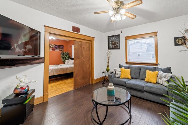 2411 E 9th Street, Des Moines, IA 50316