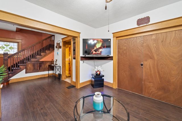 2411 E 9th Street, Des Moines, IA 50316