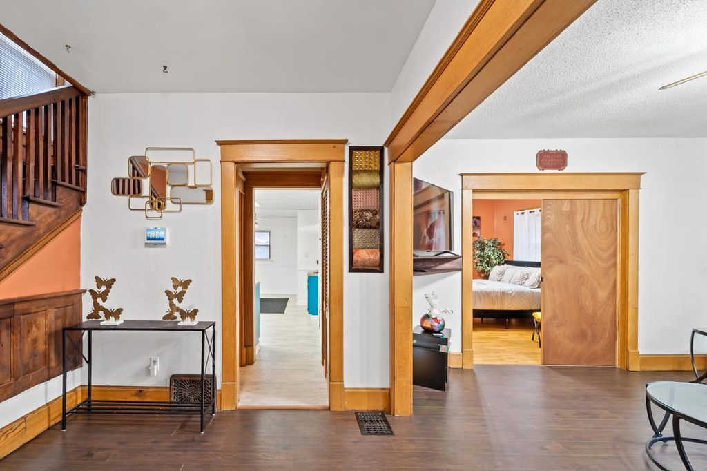 2411 E 9th Street, Des Moines, IA 50316