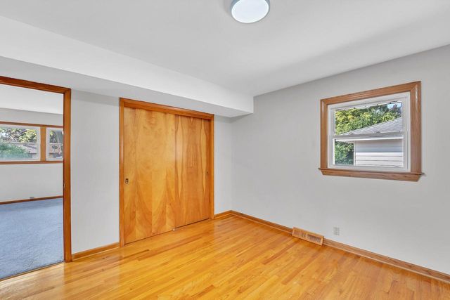 10419 W Fairmount AVENUE, Milwaukee, WI 53225