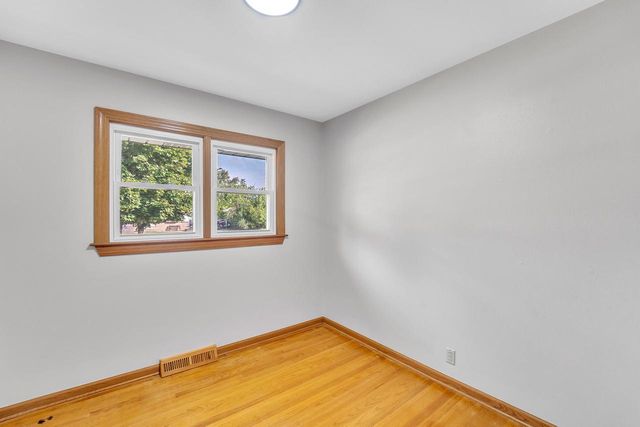 10419 W Fairmount AVENUE, Milwaukee, WI 53225