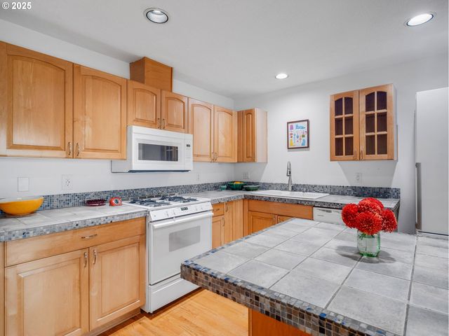 8310 N EDISON St, Portland, OR 97203