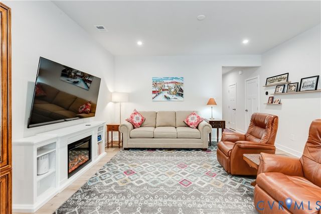 10837 Genito Square Dr, Midlothian, VA 23112
