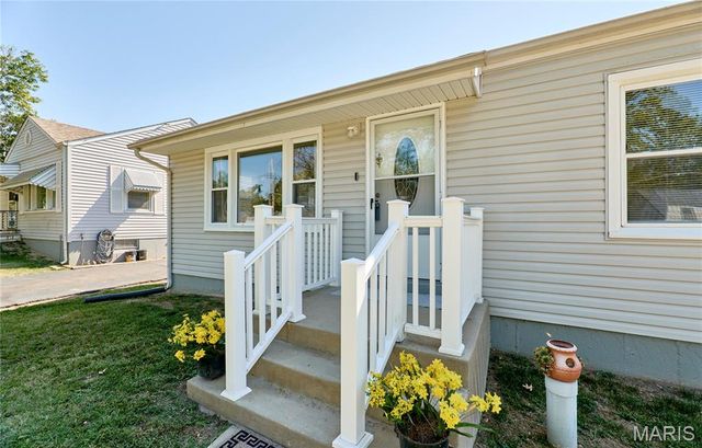 16 White Drive, St Louis, MO 63135