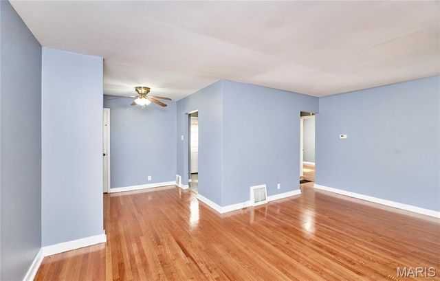 16 White Drive, St Louis, MO 63135