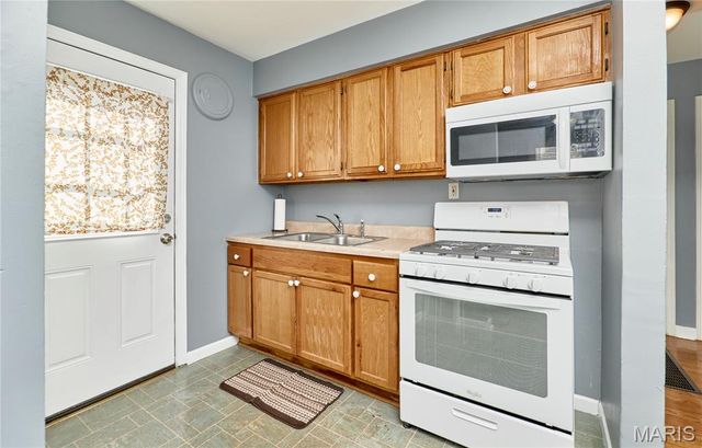 16 White Drive, St Louis, MO 63135