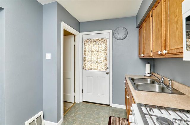 16 White Drive, St Louis, MO 63135