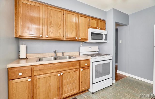 16 White Drive, St Louis, MO 63135