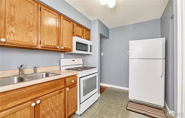 16 White Drive, St Louis, MO 63135