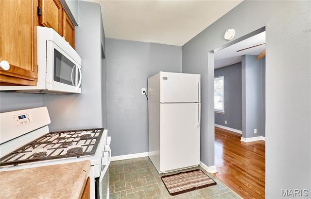 16 White Drive, St Louis, MO 63135