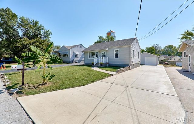 16 White Drive, St Louis, MO 63135