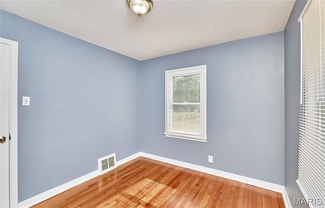 16 White Drive, St Louis, MO 63135