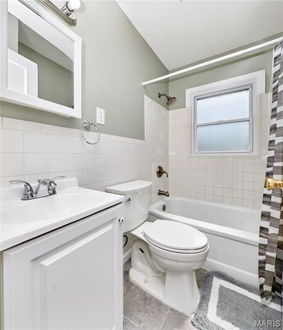 16 White Drive, St Louis, MO 63135