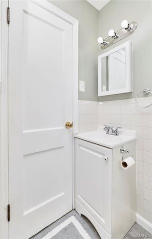 16 White Drive, St Louis, MO 63135