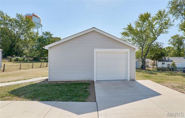 16 White Drive, St Louis, MO 63135