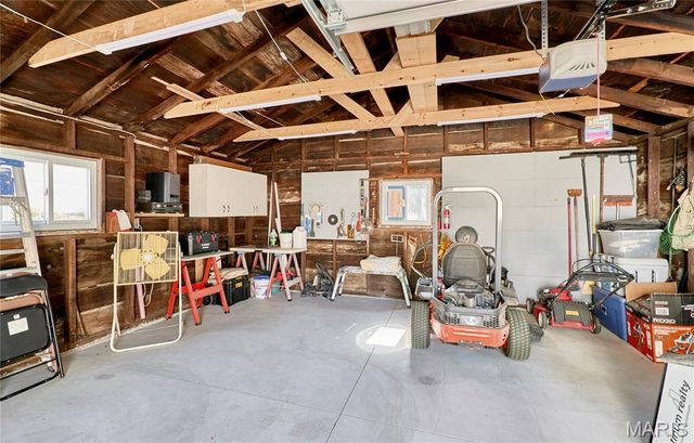 16 White Drive, St Louis, MO 63135