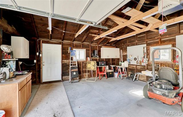 16 White Drive, St Louis, MO 63135