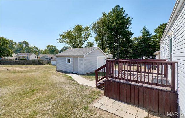 16 White Drive, St Louis, MO 63135