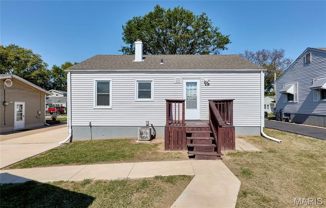 16 White Drive, St Louis, MO 63135