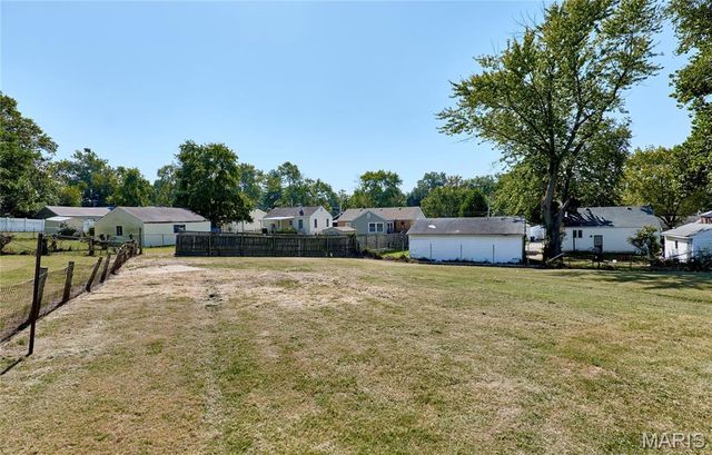 16 White Drive, St Louis, MO 63135