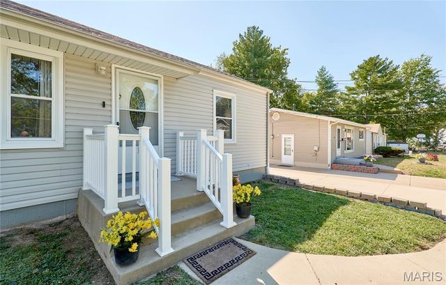 16 White Drive, St Louis, MO 63135