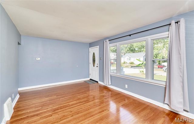 16 White Drive, St Louis, MO 63135