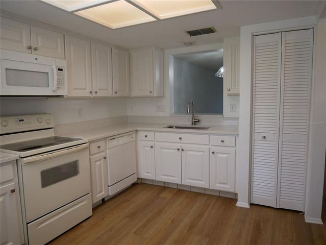 2297 LARK CIRCLE E E, Palm Harbor, FL 34684