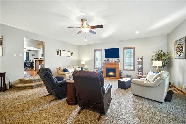 120 12th Ave NE, Oelwein, IA 50662