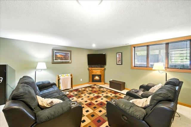 120 12th Ave NE, Oelwein, IA 50662